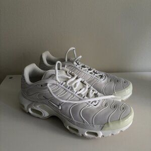 White Nike Air Max Plus